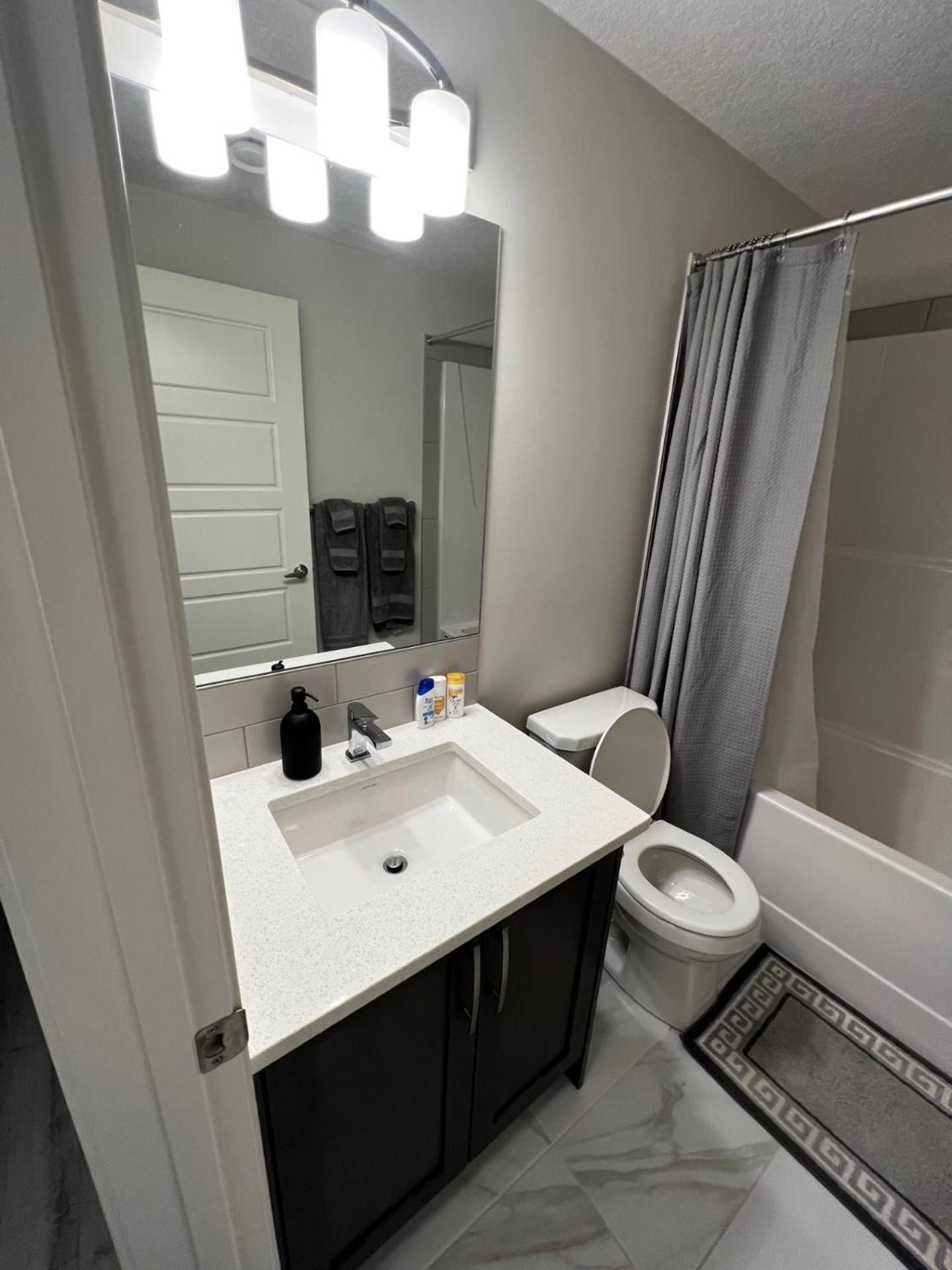 Apartment The Waterfront Cozy 1 Bd In Rockland Park, Tuscany Nw Calgary